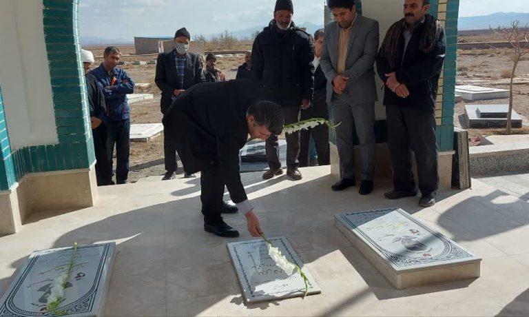 غبارروبی و عطر افشانی مزار شهدای روستای گیو توسط شرکت کشت و صنعت پیوند خاوران