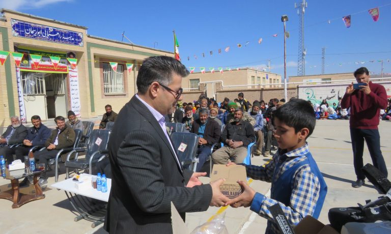 اهدای کفش به دانش آموزان مدارس محروم توسط شرکت کشت و صنعت پیوند خاوران