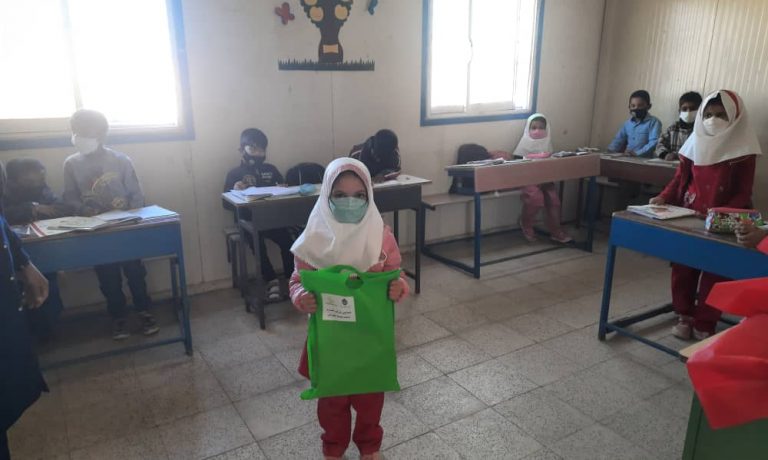 اهدای بسته های لوازم التحریر به دانش آموزان بی بضاعت مناطق محروم و مرزی توسط شرکت کشت و صنعت پیوند خاوران