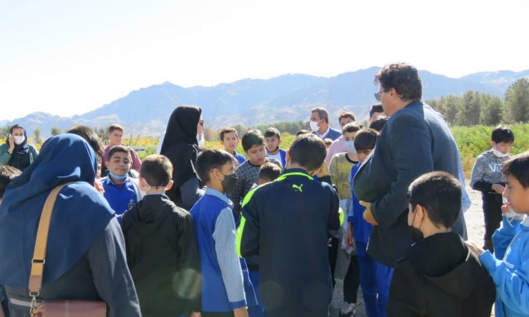 بازدید جمعی از دانش آموزان مدرسه استقلال از واحد گلخانه خالق آباد شرکت کشت و صنعت پیوند خاوران