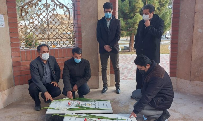 غبارروبی و عطرافشانی مزار شهدای گمنام شهرستان بیرجند توسط پرسنل شرکت کشت و صنعت پیوند خاوران